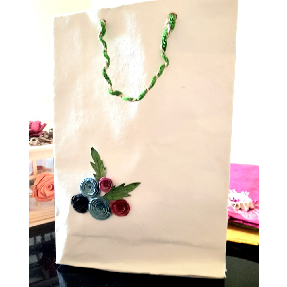 WHITE PAPER BAGS WITH QUILLED FLOWER